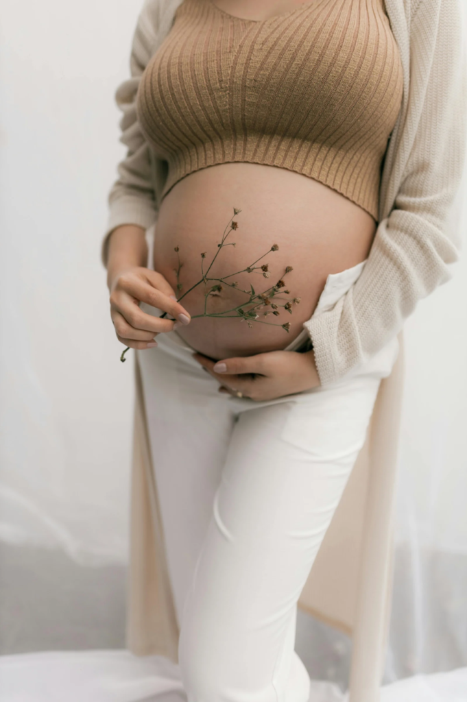 future maman dans une atmosphère calme représentant la prévention des carences pendant la grossesse