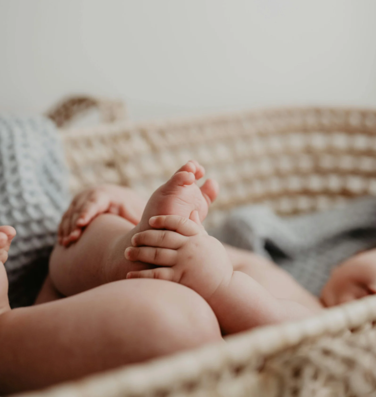 jeune bébé nourrisson dans son berceau illustrant illustrant l'accompagnement en naturopathie après l’accouchement